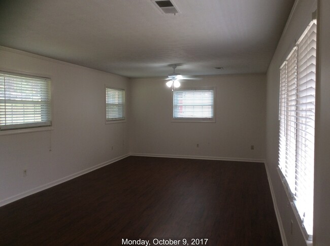 Building Photo - r6343