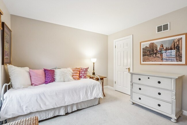 Building Photo - 19 Landmark St