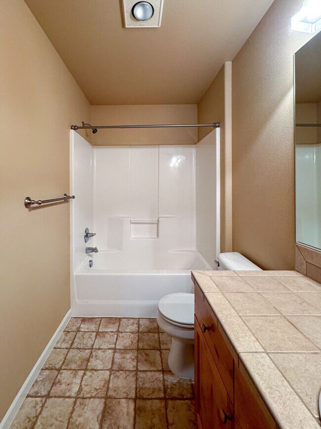 Building Photo - Wonderful 4 bedroom in SE Bend!