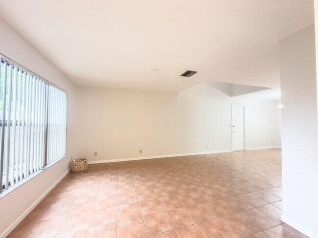 Building Photo - 115 N Palmway