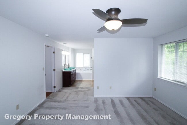 Building Photo - 2000 Village Green Dr