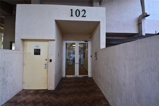 Building Photo - 102 SW 6th Ave