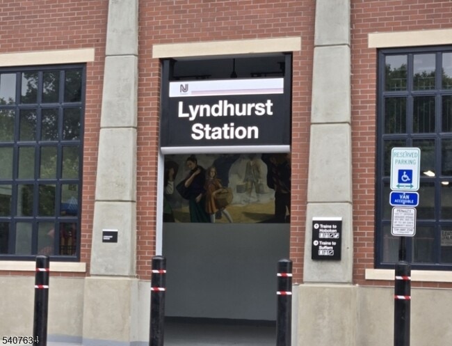 Building Photo - 528 Valley Brook Ave