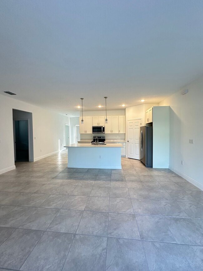 Building Photo - Marion Oaks 4 Bedrooms 2 Baths
