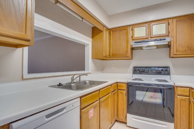 Building Photo - Charming Townhome with Fireplace & Fenced ...