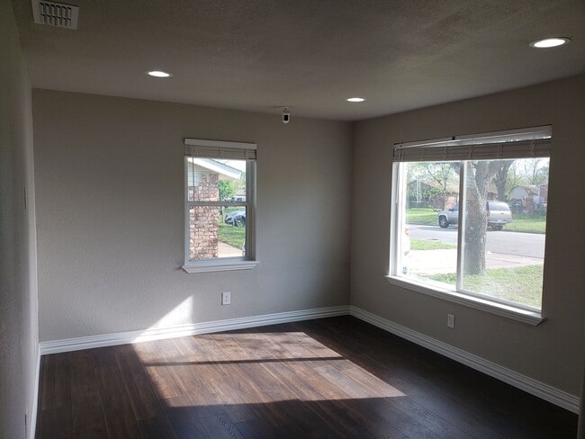 Building Photo - Home for rent