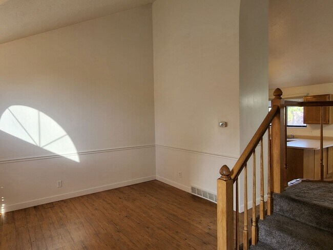 Building Photo - 4 Bd  2.5 Bath Home in West Jordan