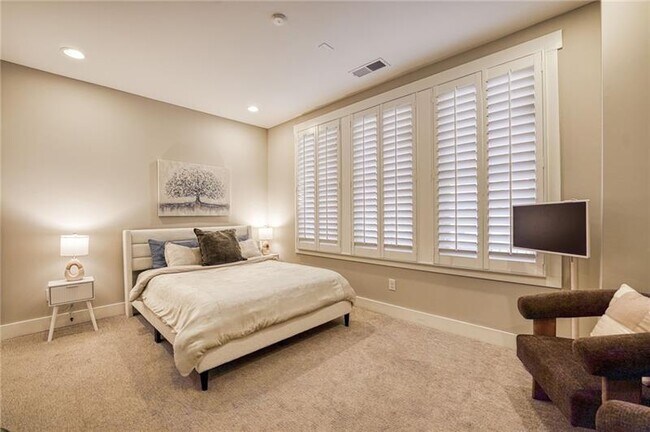 Building Photo - 984 Memorial Walk SE