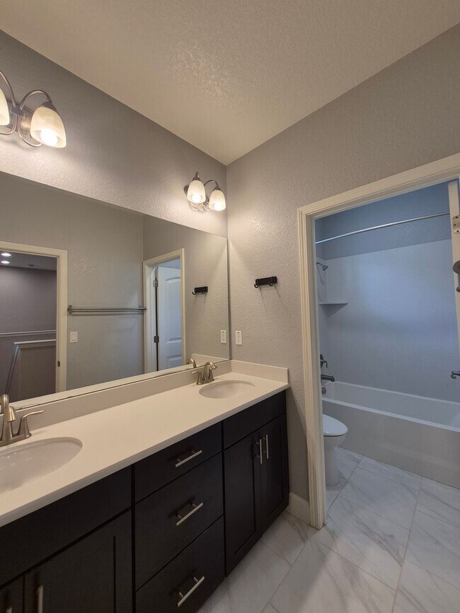 Building Photo - Gorgeous 4bd/2.5ba Two Story Home In Roseville!