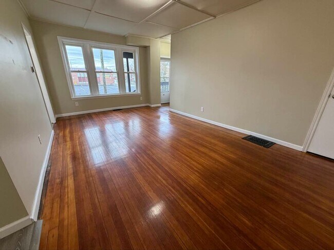 Building Photo - Gorgeous 1-bedroom, First floor! Apartment in quiet Pittsfield Street