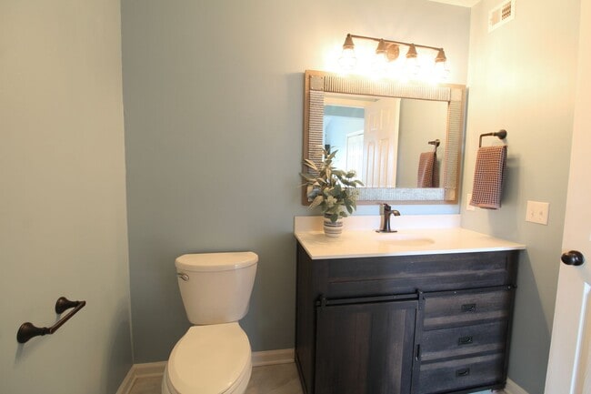 Building Photo - Top floor completely remodeled condo with open concept, vaulted ceilings and an electric fireplace!