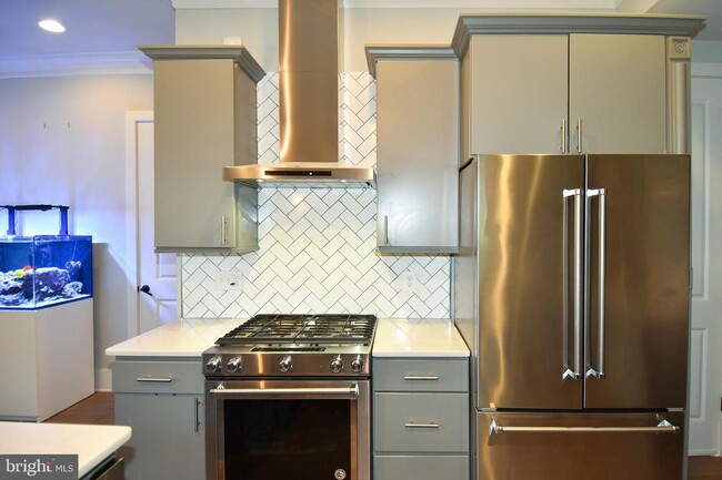 Building Photo - 1540 Levis St NE