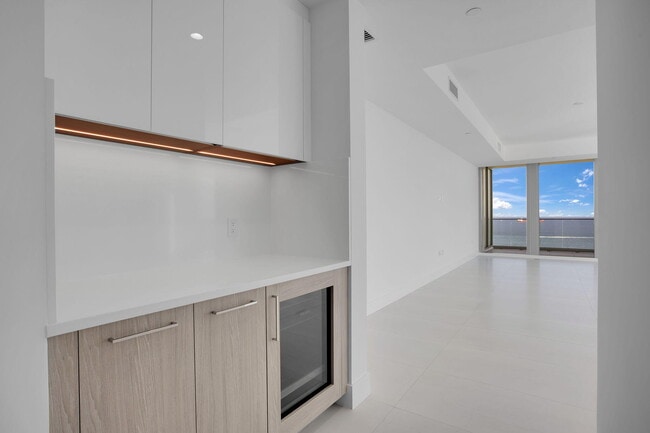 Building Photo - 153 N Seabreeze Blvd