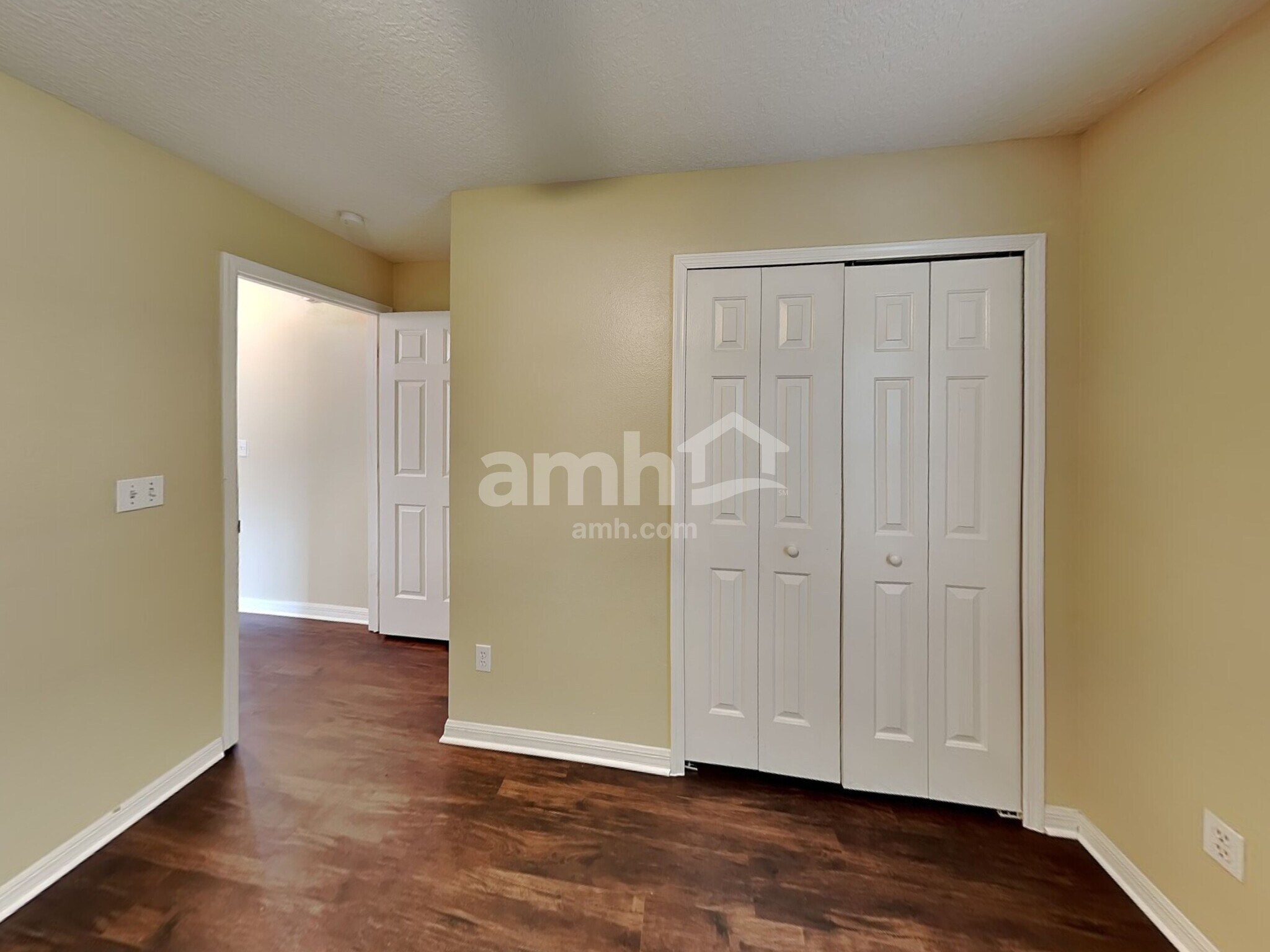 Building Photo - 722 Meadow Park Dr