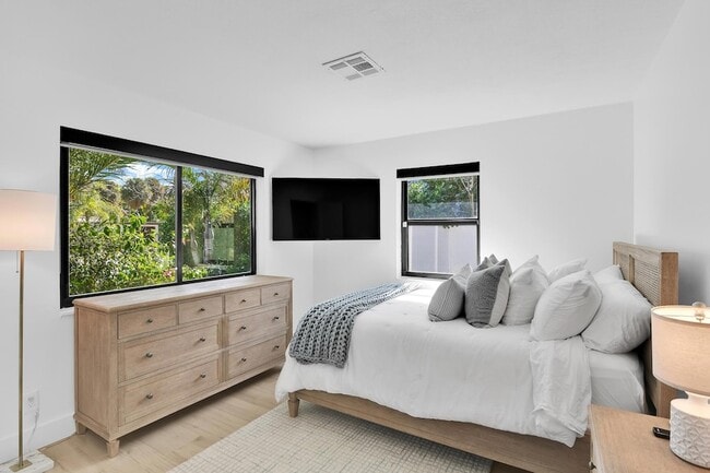 Building Photo - 3210 Palm Dr