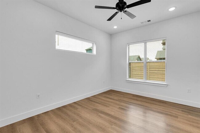 Building Photo - 1438B Forward Dr