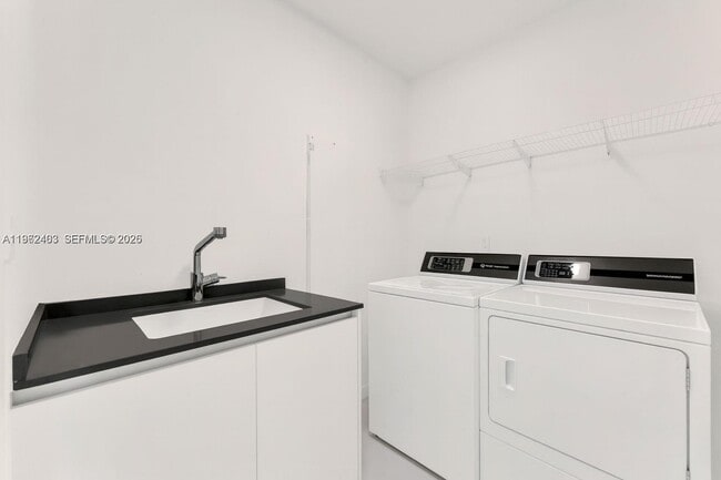 Building Photo - 300 Biscayne Blvd Way