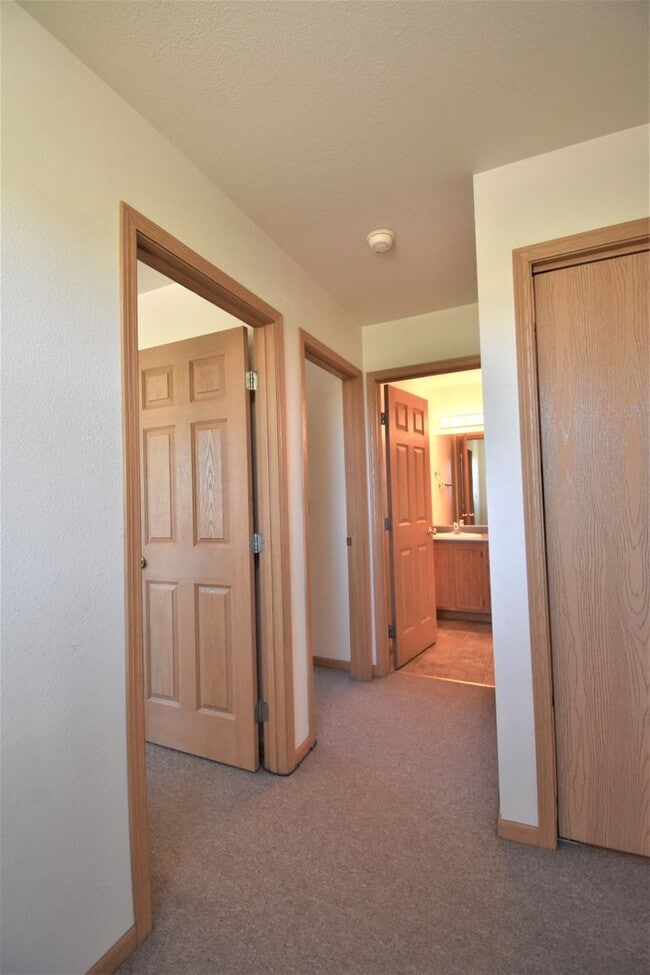 Building Photo - 3Bed 1.5Ba Townhouse with GARAGE! Great Location!