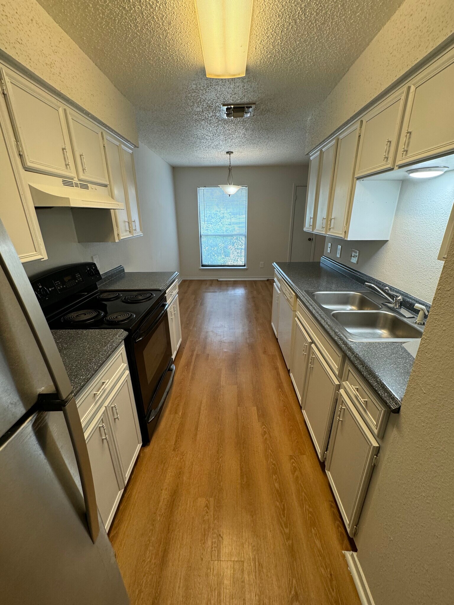 Kitchen - 7000 Oak Meadow Cir