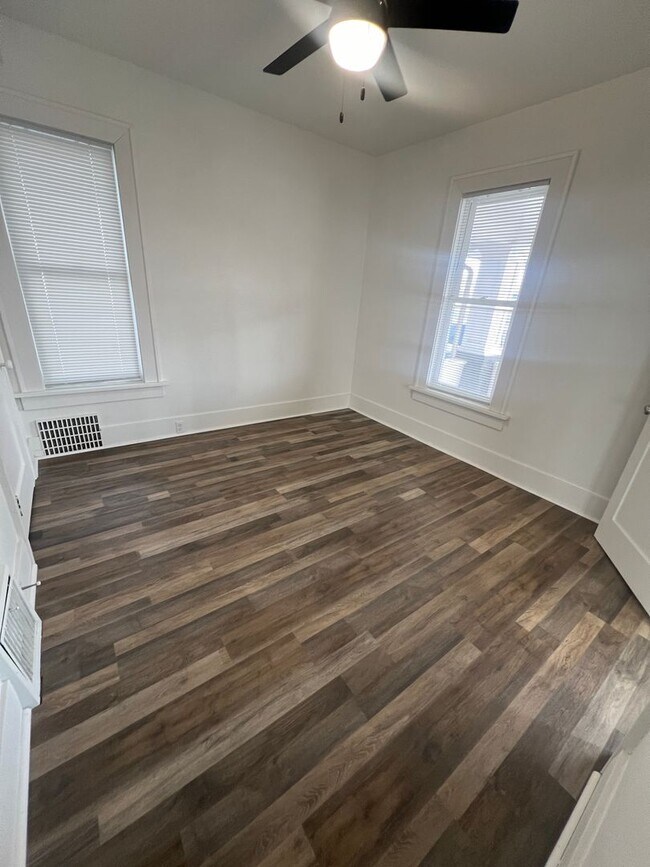 Building Photo - Charming Main Floor Apartment – 2 Bed, 1 B...