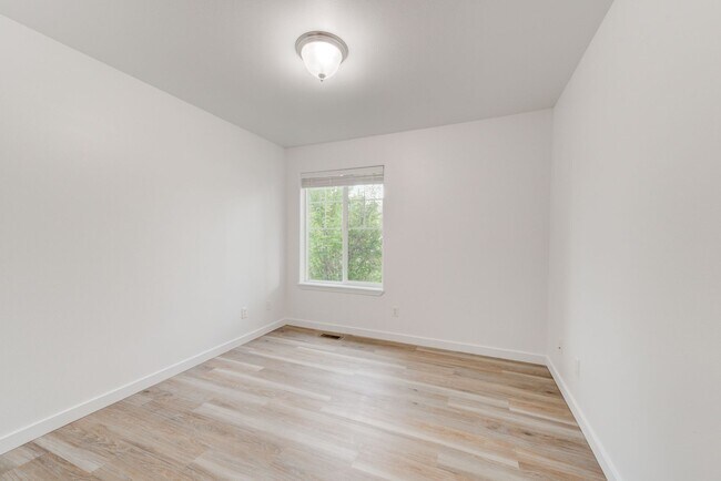 Building Photo - 3 Bed 2 Bath Unit Available in Bozeman!