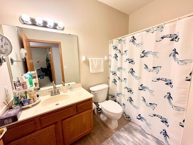 Building Photo - Modern 2-Bedroom Condo with Balcony & Heat...