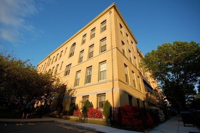 Building Photo - 350 W Fourth St
