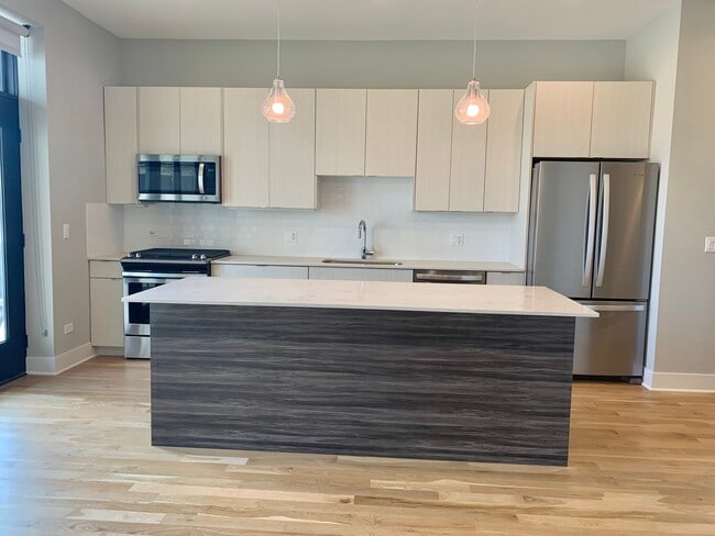 Building Photo - 4555 N Ravenswood Ave