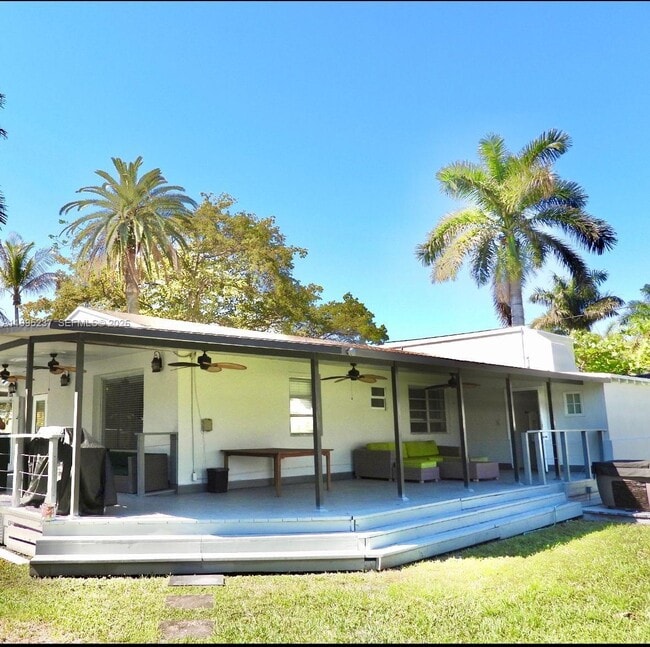 Building Photo - 715 Hollywood Blvd