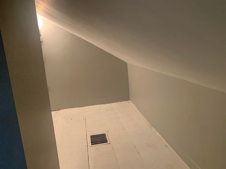 Building Photo - 12 Broad