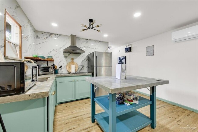 Building Photo - 600 E Bell Ave