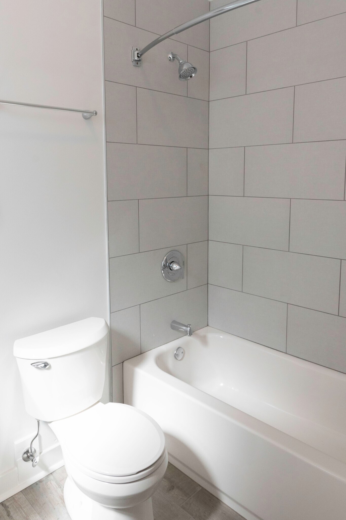 Building Photo - 1929 W Montrose Ave