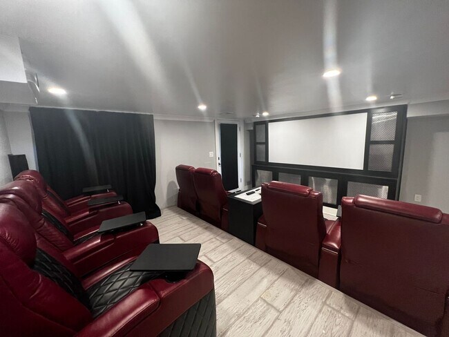 Building Photo - Lavish 5 BR/4 BA Townhome in Petworth!