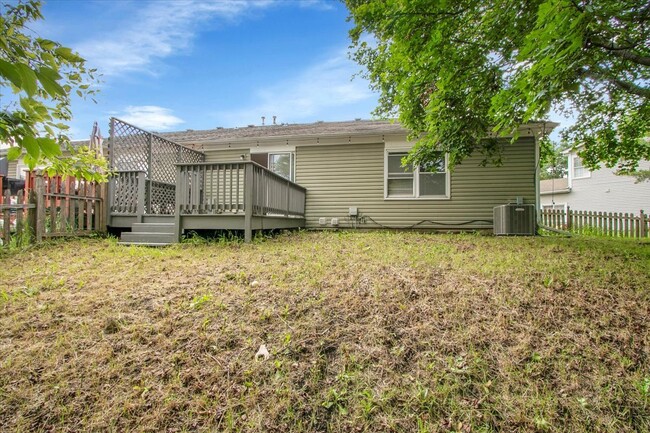 Building Photo - 1645 Estate Cir