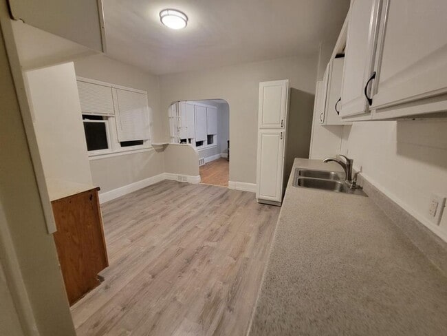 Building Photo - Beautifully updated large spacious home.  ...