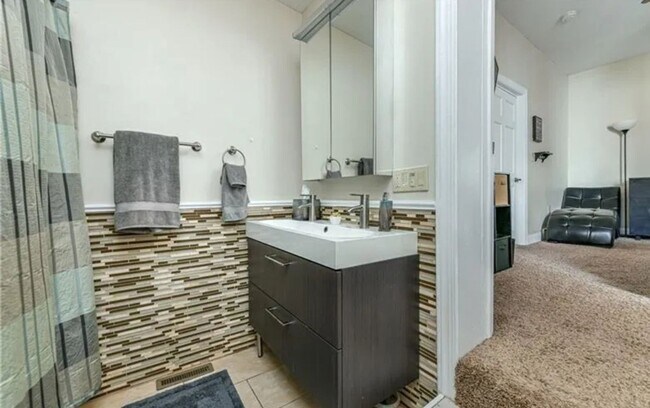 Building Photo - Gorgeous 3 bedroom townhome in Pittsburgh's Fineview Neighborhood
