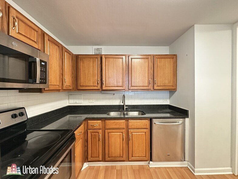 Building Photo - 1335 N Dearborn St