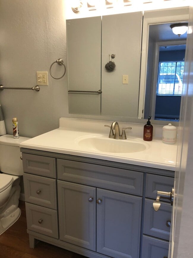 Building Photo - NE UPTOWN WINROCK CONDO 1 Bedroom 1 Bath -...