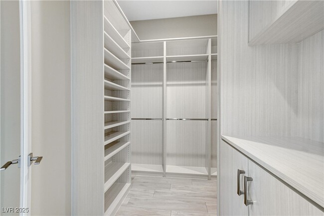 Building Photo - 64 Grey Feather Dr