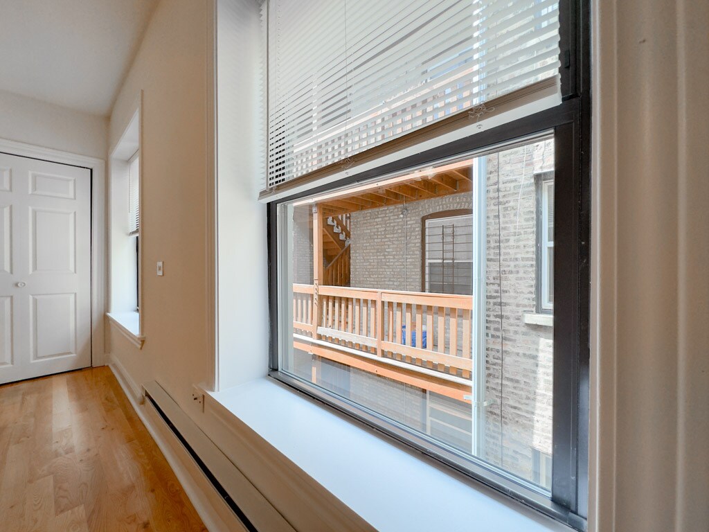 Building Photo - 826 W Cornelia Ave