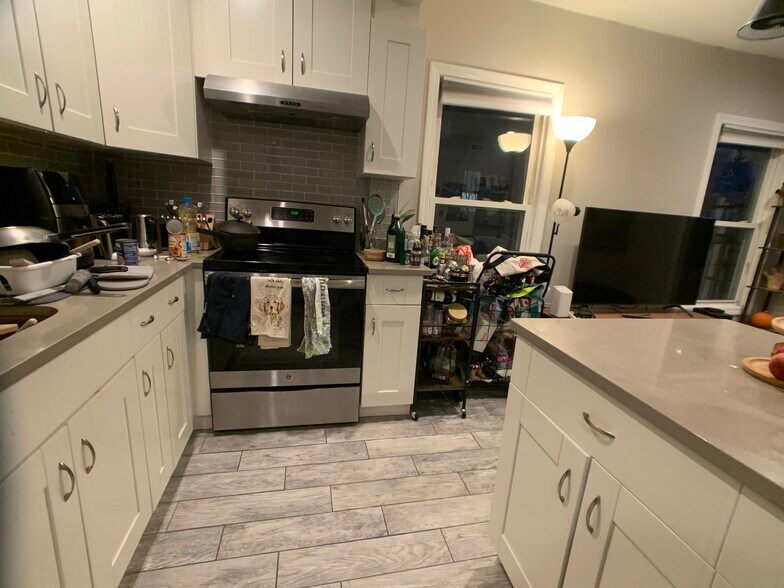 Building Photo - 78 Linden St