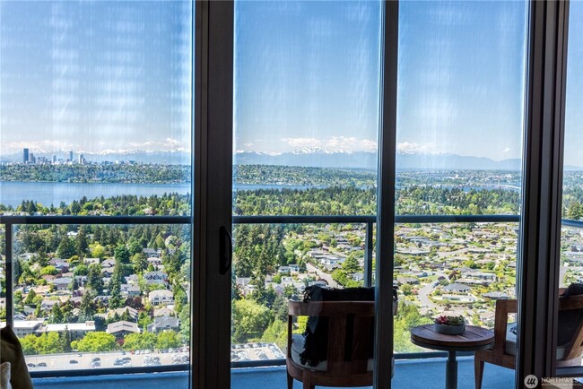 Building Photo - 3Bd/2.5Ba Bellevue Condo