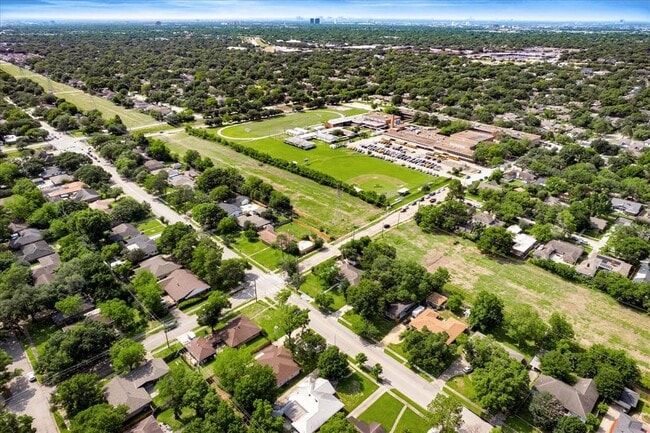 Building Photo - 5259 Willowbend Blvd