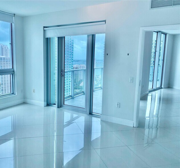 Building Photo - 300 S Biscayne Blvd