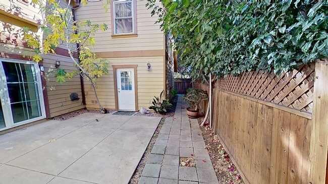 Building Photo - 415 W De La Guerra St