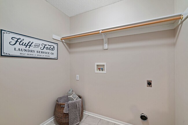 Building Photo - {13862} Spacious townhome in Prime Location + Maintenance Provided Community + Neighborhood Pool ...