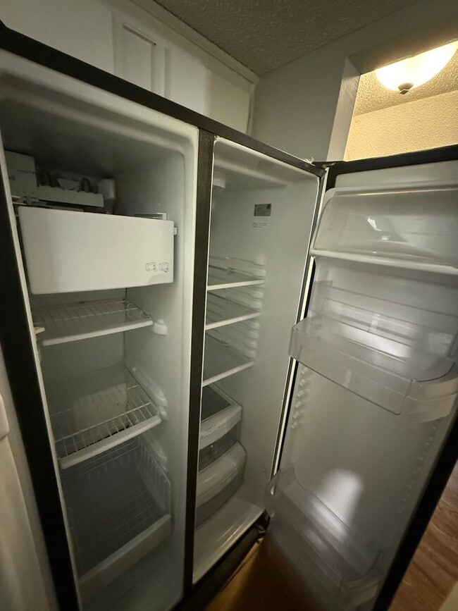 Building Photo - Great 3 bedroom townhouse available