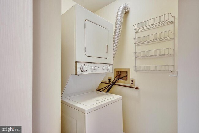 Building Photo - 1952 Kennedy Dr