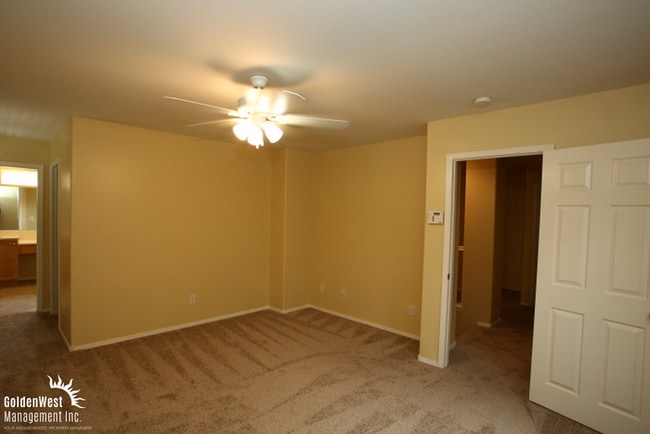 Building Photo - Gorgeous 4Bdm 2.5Ba Two Story Home in Desi...