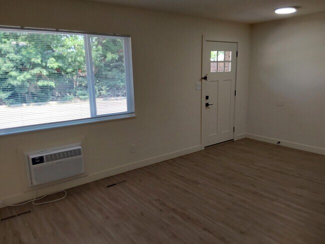 Building Photo - 1701 Palm Dr